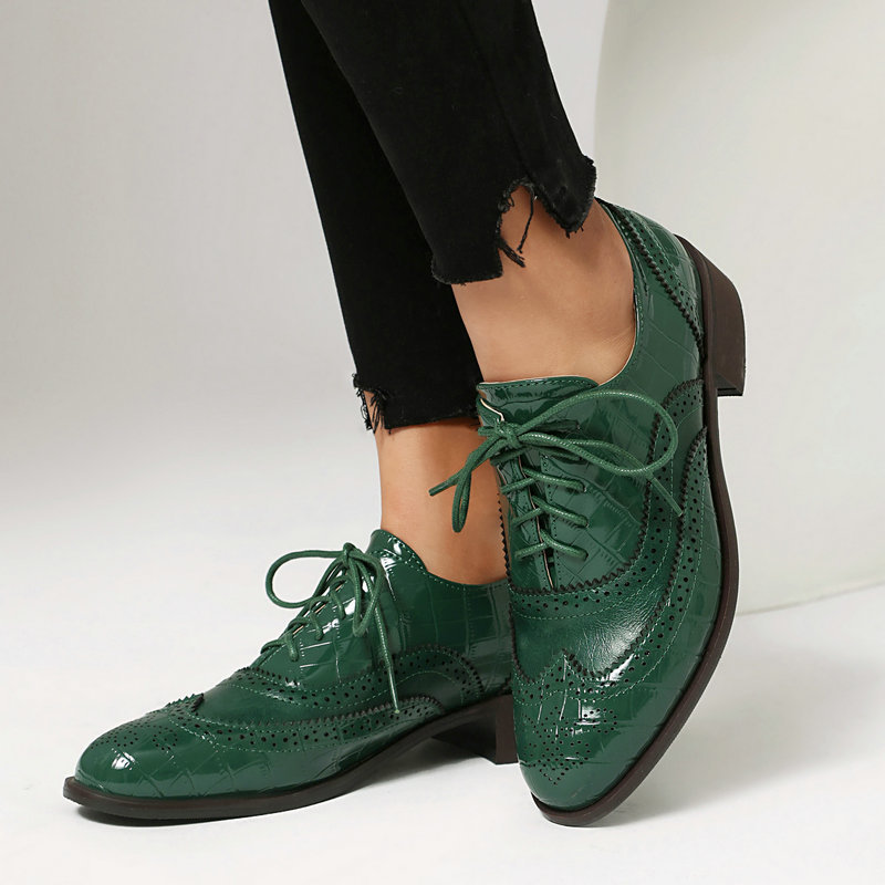 Patent Leather Oxford - 女性用ストーンプリントブローグオックスフォードシューズ、パテントレザーウィングチップ、レースアップ、ローブロックヒール、ヴィンテージブリティッシュスタイル、カジュアルオフィスシューズ