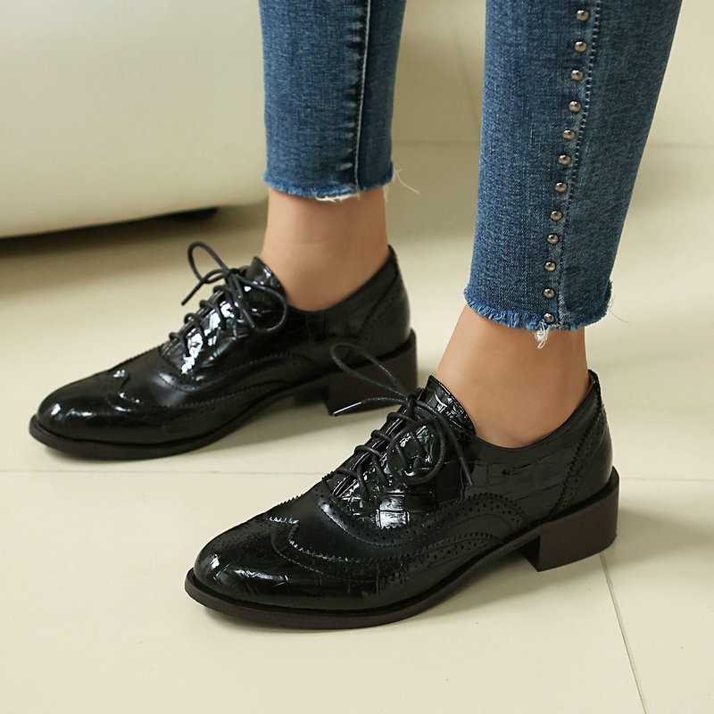 女性用ストーンプリントブローグオックスフォードシューズ、パテ - Patent Leather Oxford のレビューと価格