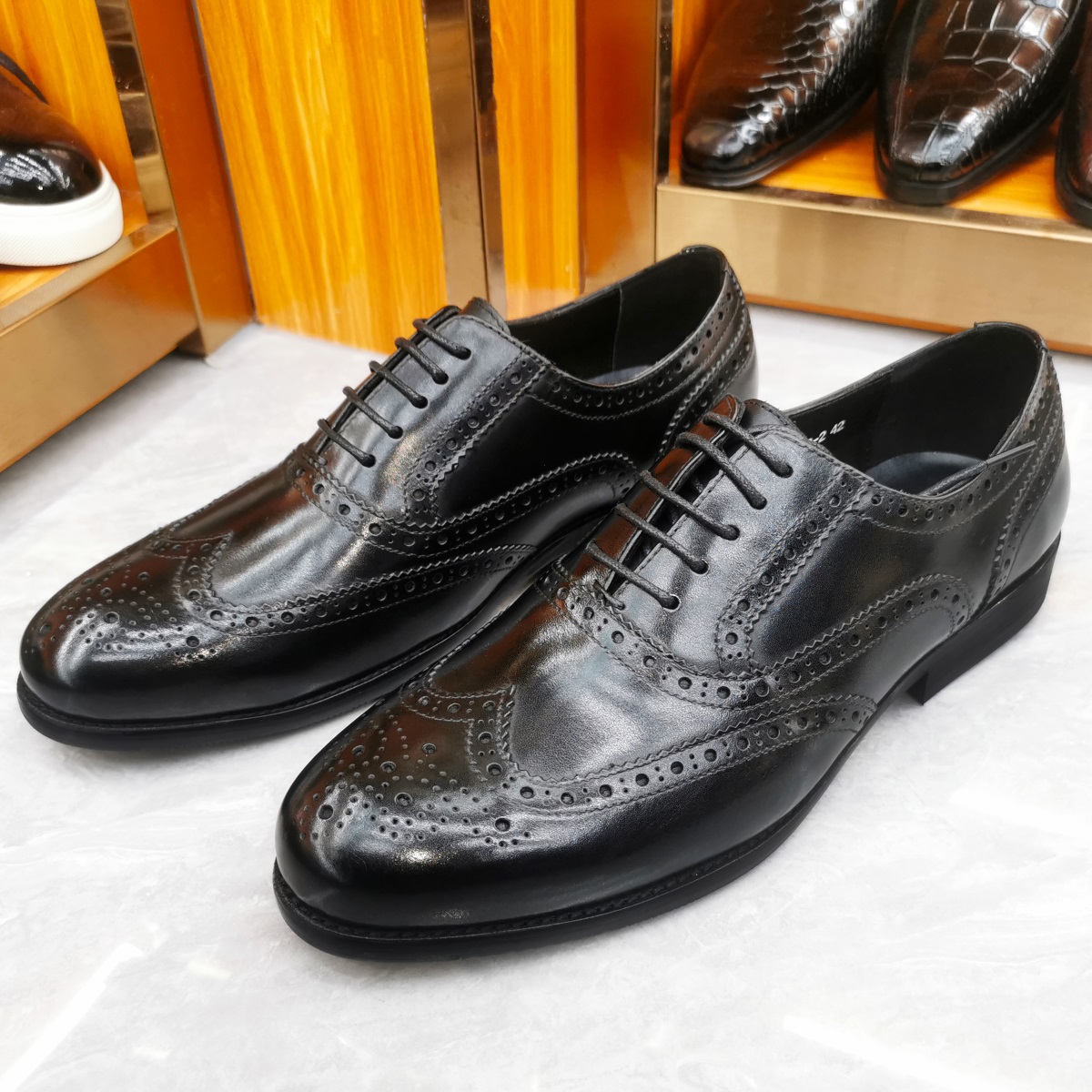 高級メンズドレスシューズ本革ブローグウィングチップトゥオック - Men Formal Wear Brown のレビューと価格